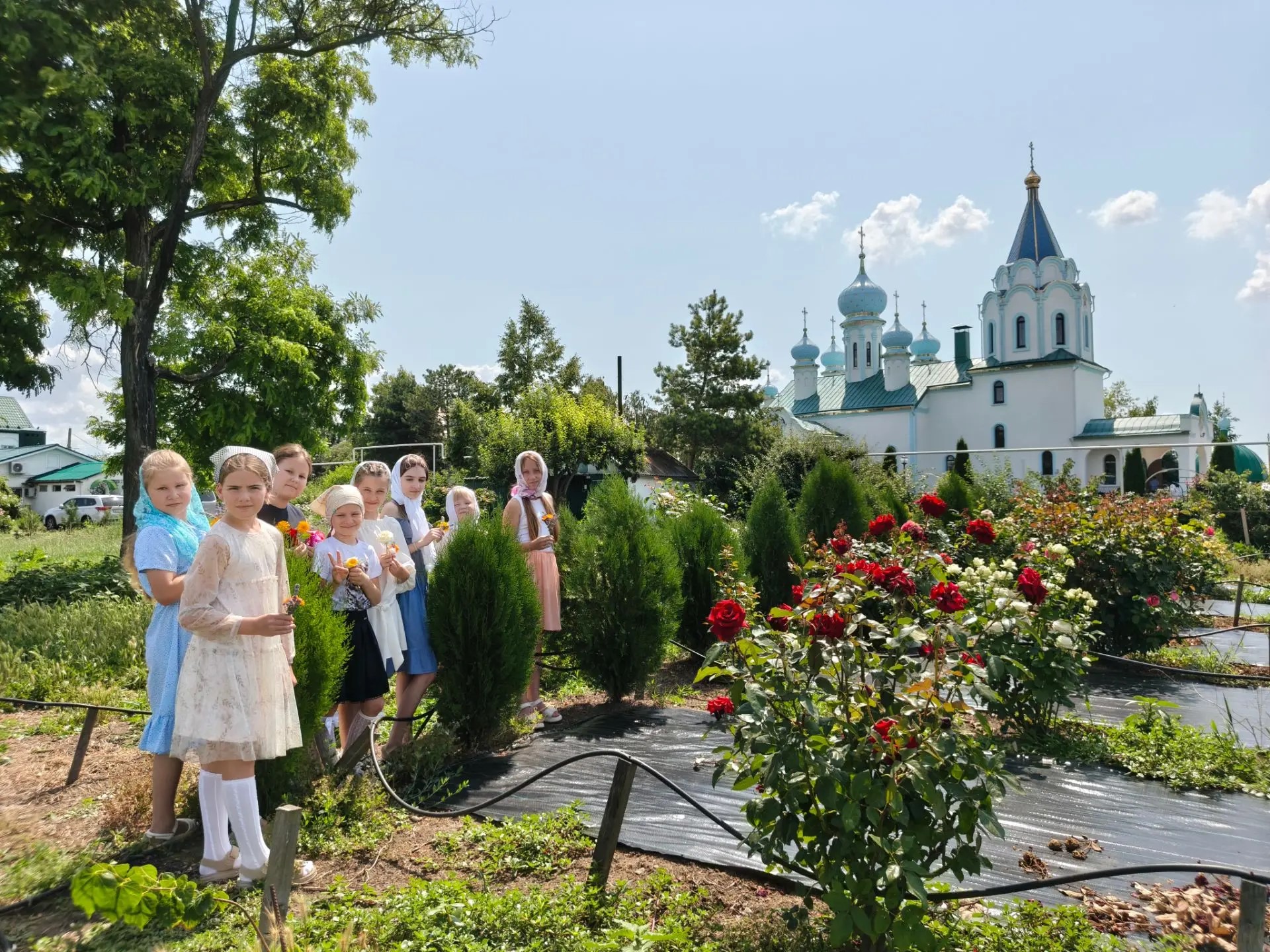 Юннаты на фоне храма и розария